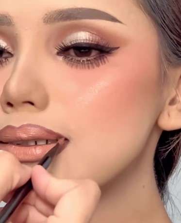 Memakai Lipstik
