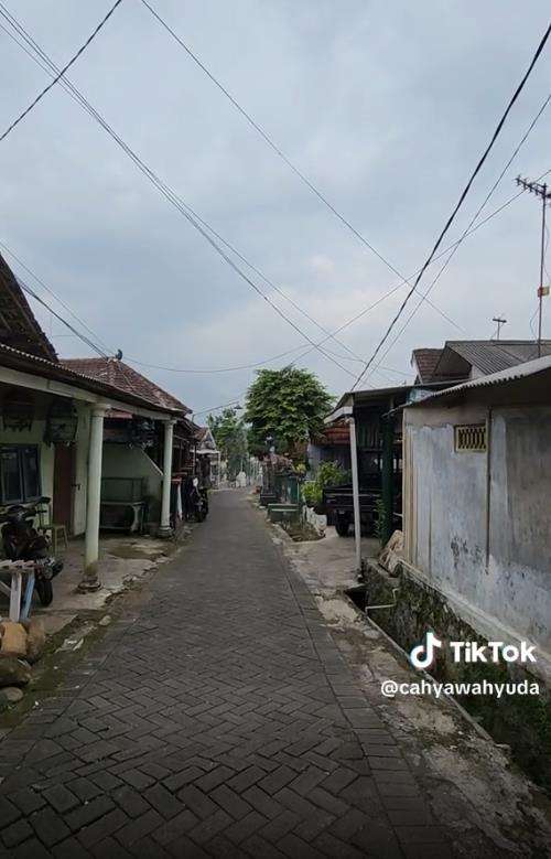 Transformasi rumah tua jadi hunian nyaman dan estetik.