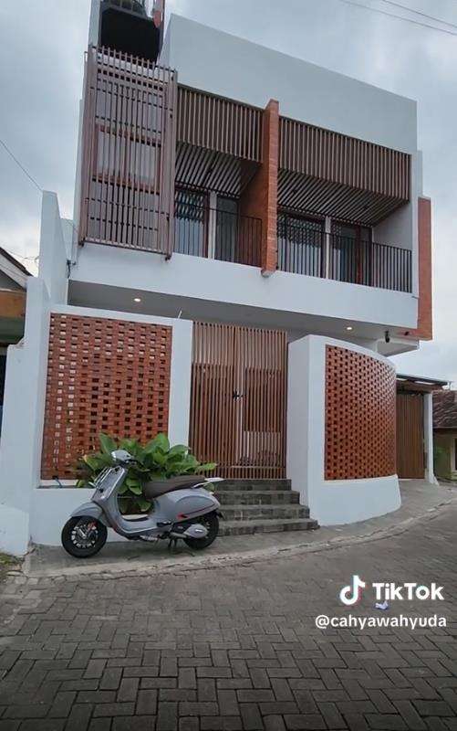 Transformasi rumah tua jadi hunian nyaman dan estetik.