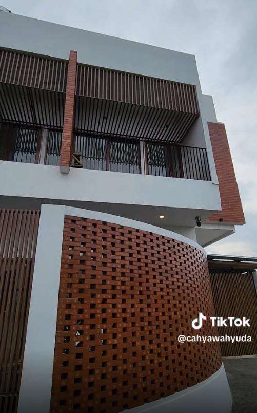 Transformasi rumah tua jadi hunian nyaman dan estetik.