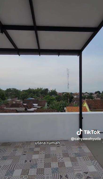 Transformasi rumah tua jadi hunian nyaman dan estetik.