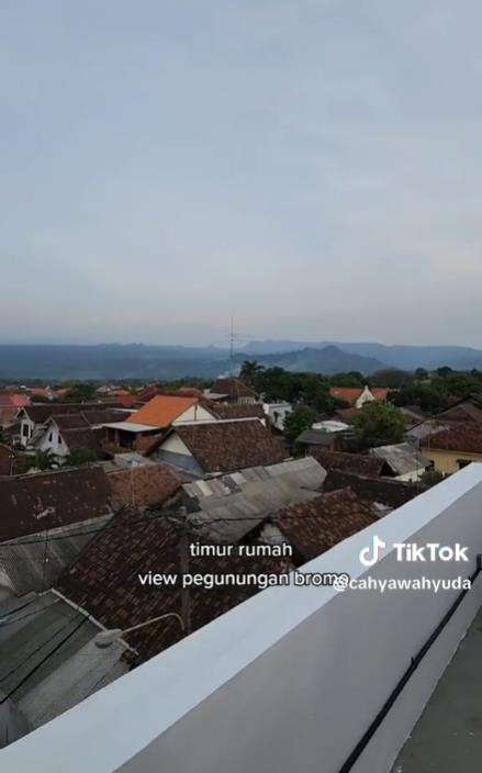 Transformasi rumah tua jadi hunian nyaman dan estetik.