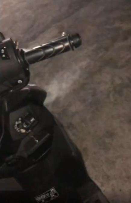 Temuan kepala ular di setang sepeda motor.