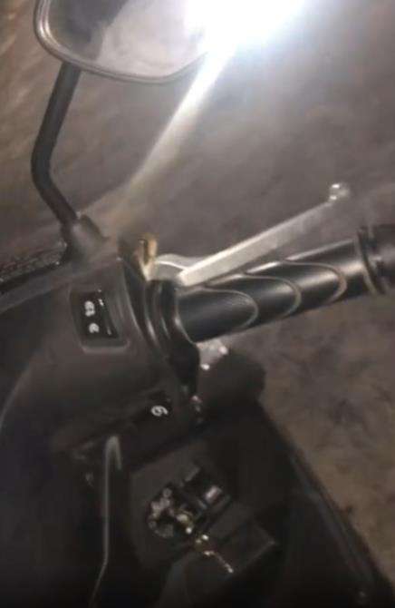 Temuan kepala ular di setang sepeda motor.