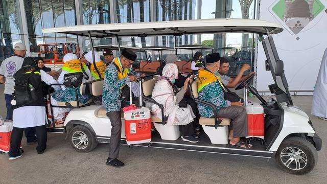 Jemaah Haji Lansia Aceh Sujud di Bandara Madinah, Bersyukur Bisa ke Tanah Suci Meski Berangkat Tanpa Pendamping