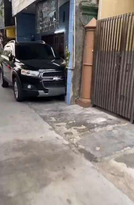 Ketrampilan parkir mobil level dewa.