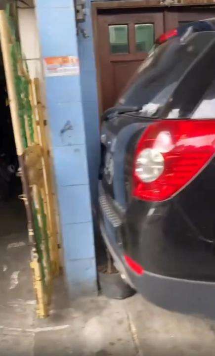 Ketrampilan parkir mobil level dewa.