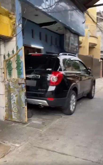 Ketrampilan parkir mobil level dewa.