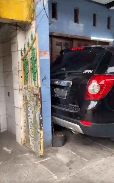 Ketrampilan parkir mobil level dewa.
