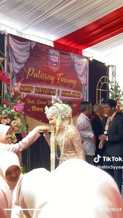Viral Siswi SMP Wisuda Pakai Kebaya dan Siger Pengantin Sunda, Ternyata Sudah Tradisi