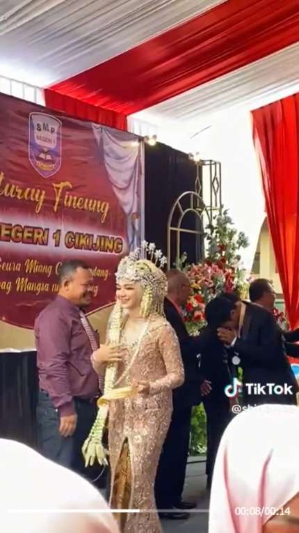 Viral Siswi SMP Wisuda Pakai Kebaya dan Siger Pengantin Sunda, Ternyata Sudah Tradisi
