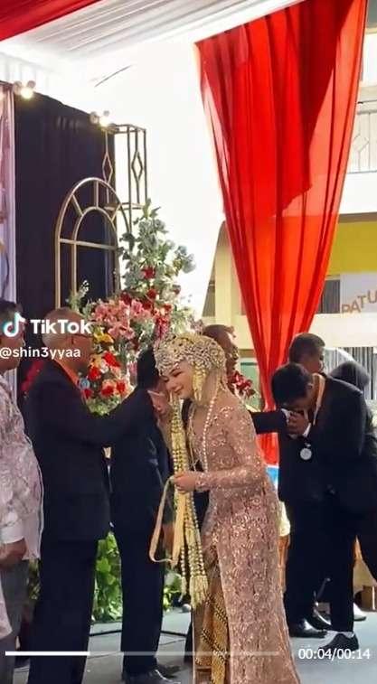 Viral Siswi SMP Wisuda Pakai Kebaya dan Siger Pengantin Sunda, Ternyata Sudah Tradisi
