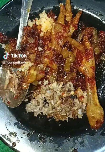 Asyik makan tergigit bangkai cicak.