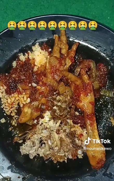 Asyik makan tergigit bangkai cicak.