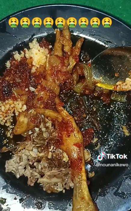 Asyik makan tergigit bangkai cicak.