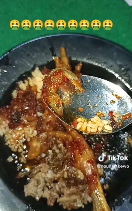 Asyik makan tergigit bangkai cicak.
