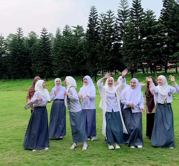 Moment Ultah Henny Rahman