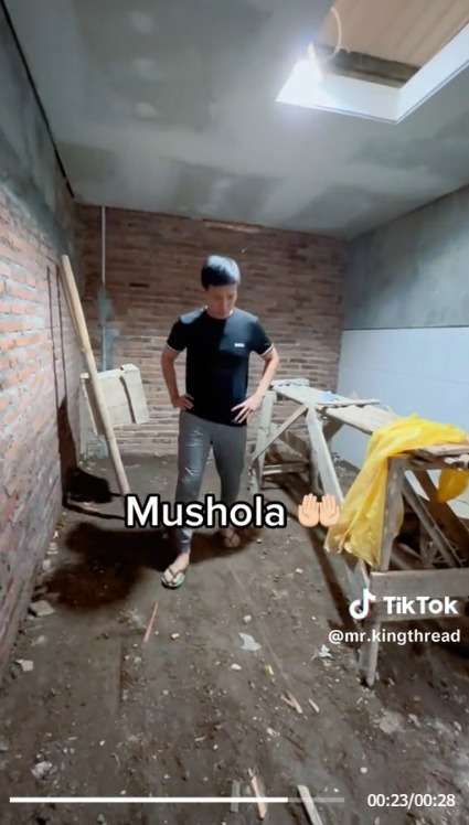 Gak Tega Melihat Karyawannya Shalat di Tengah Rak Barang,  Bos ini Langsung Bangun Mushola di Dekat Tokonya
