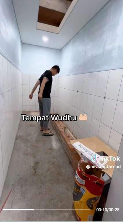 Gak Tega Melihat Karyawannya Shalat di Tengah Rak Barang,  Bos ini Langsung Bangun Mushola di Dekat Tokonya