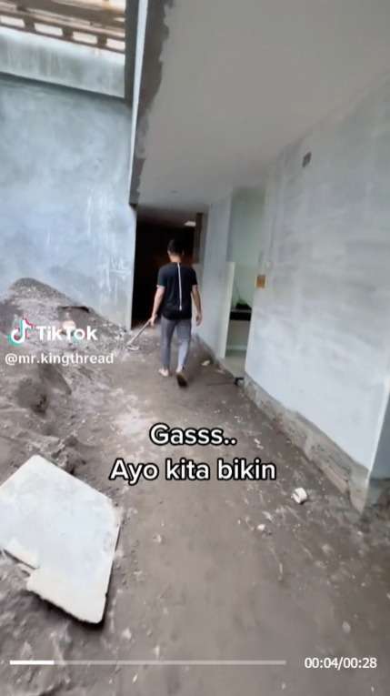 Gak Tega Melihat Karyawannya Shalat di Tengah Rak Barang,  Bos ini Langsung Bangun Mushola di Dekat Tokonya