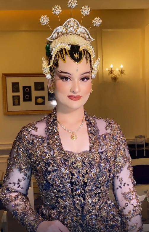 Cantiknya putri politikus Malaysia menikah dengan adat Jawa.