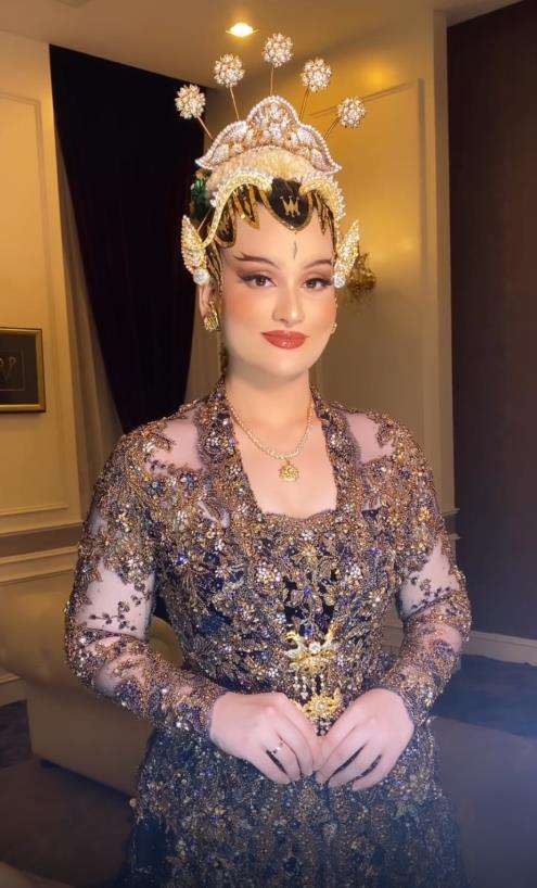 Cantiknya putri politikus Malaysia menikah dengan adat Jawa.