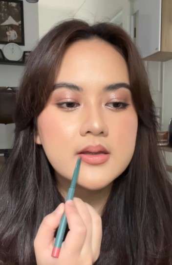 Memakai Lip Liner