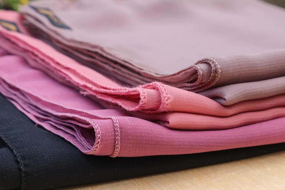 Nggak Pakai Ribet! Begini Tutorial Menyetrika Kerudung Segi Empat Biar Bisa Rapi dan Gampang Dipakai