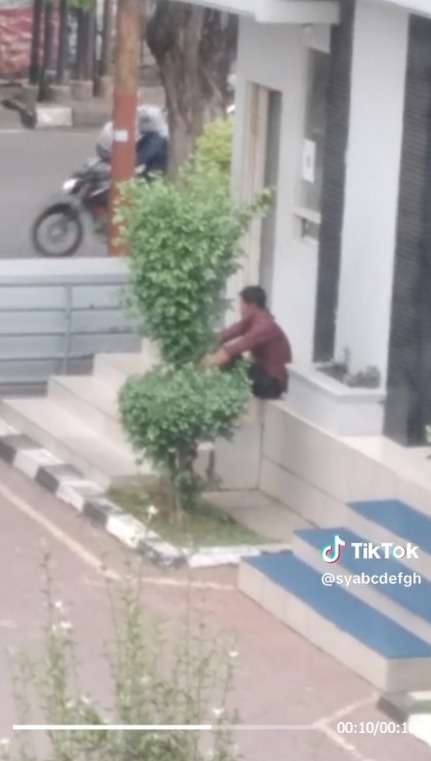 Momen Ayah Rela Duduk Bengong Sendirian, Diam-Diam Menunggu Anak Perempuannya Interview Kerja Bikin Hati Terenyuh