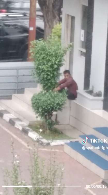 Momen Ayah Rela Duduk Bengong Sendirian, Diam-Diam Menunggu Anak Perempuannya Interview Kerja Bikin Hati Terenyuh