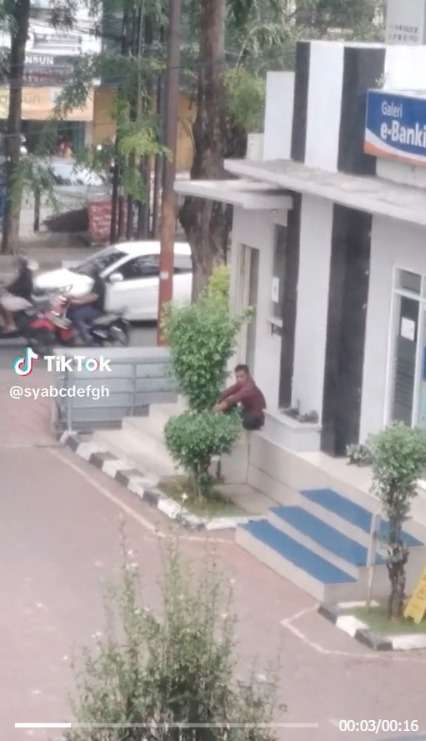 Momen Ayah Rela Duduk Bengong Sendirian, Diam-Diam Menunggu Anak Perempuannya Interview Kerja Bikin Hati Terenyuh
