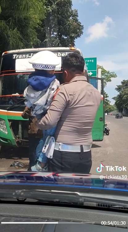 Cara Sederhana Ayah Bahagiakan Anaknya, Menunggu dan Cegat Mobil Polisi Untuk Foto Bersama