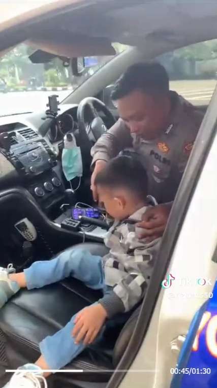 Cara Sederhana Ayah Bahagiakan Anaknya, Menunggu dan Cegat Mobil Polisi Untuk Foto Bersama