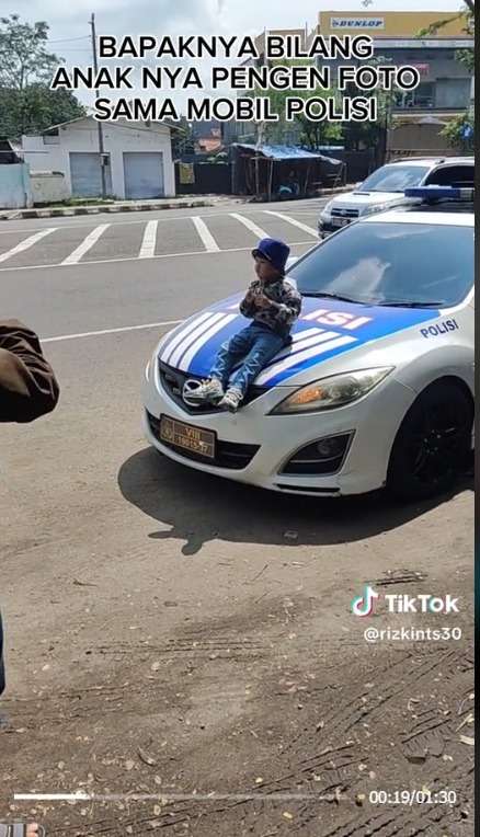 Cara Sederhana Ayah Bahagiakan Anaknya, Menunggu dan Cegat Mobil Polisi Untuk Foto Bersama