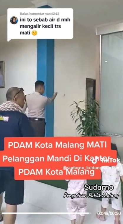 Viral Pria Ajak Anak Istri Datang ke Kantor PDAM Malang, Numpang Mandi dan Cuci Baju