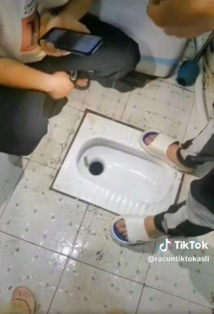 Mancing di kloset jongkok.