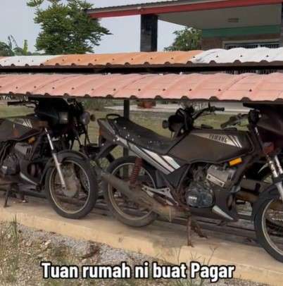 Pagar rumah dari motor bekas