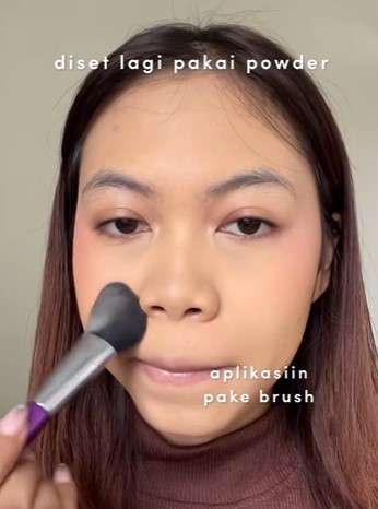 Memakai Bedak Tabur