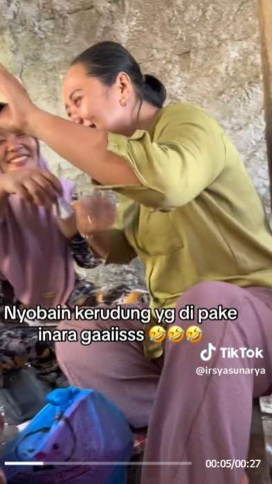 Momen Emak-Emak Nyobain Kerudung yang Dipakai Inara, Gak Sesuai Ekspektasi Berujung Ngakak Berjamaah