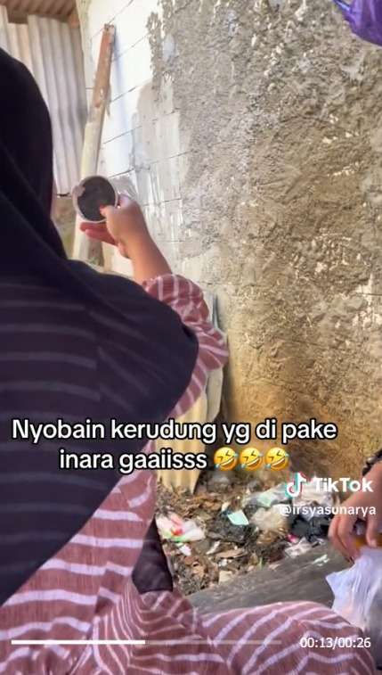 Momen Emak-Emak Nyobain Kerudung yang Dipakai Inara, Gak Sesuai Ekspektasi Berujung Ngakak Berjamaah