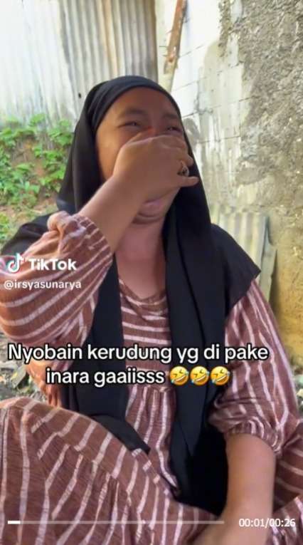 Momen Emak-Emak Nyobain Kerudung yang Dipakai Inara, Gak Sesuai Ekspektasi Berujung Ngakak Berjamaah
