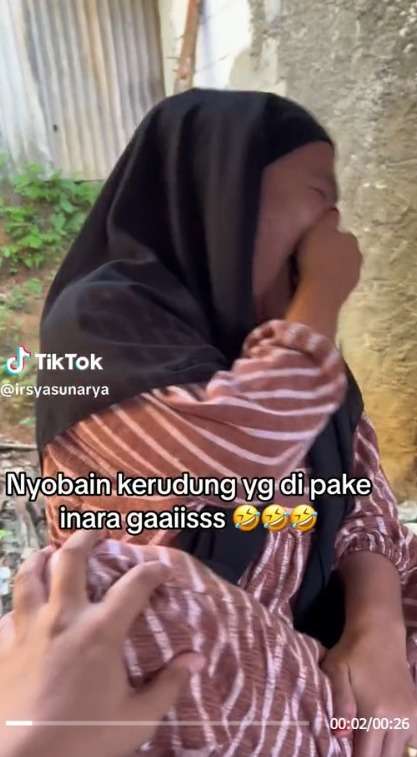 Momen Emak-Emak Nyobain Kerudung yang Dipakai Inara, Gak Sesuai Ekspektasi Berujung Ngakak Berjamaah