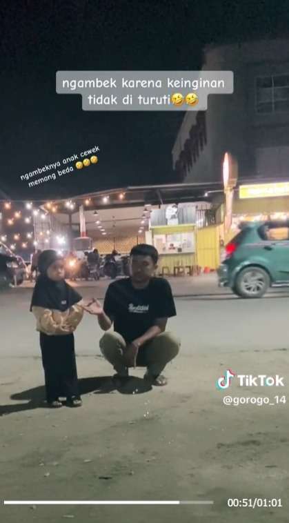 Gemes Banget! Ayah Bujuk Anak Perempuannya yang Ngambek, Akhirnya Luluh Pakai Cara ini