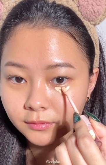 Memakai Concealer Memakai Concealer