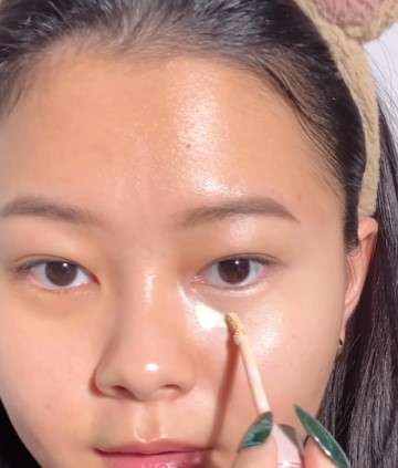 Memakai Concealer Memakai Concealer