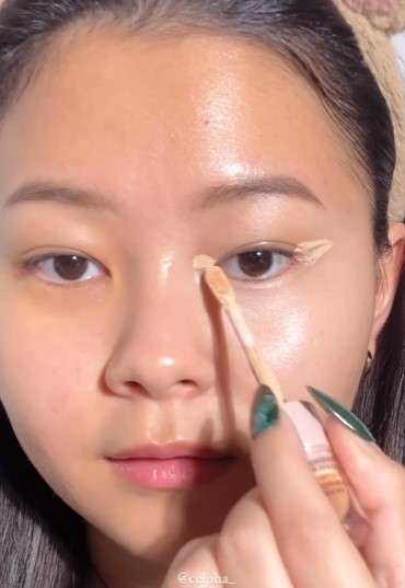 Memakai Concealer Memakai Concealer