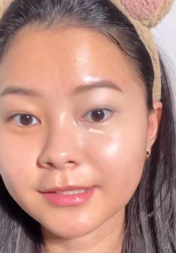 Memakai Concealer Memakai Concealer