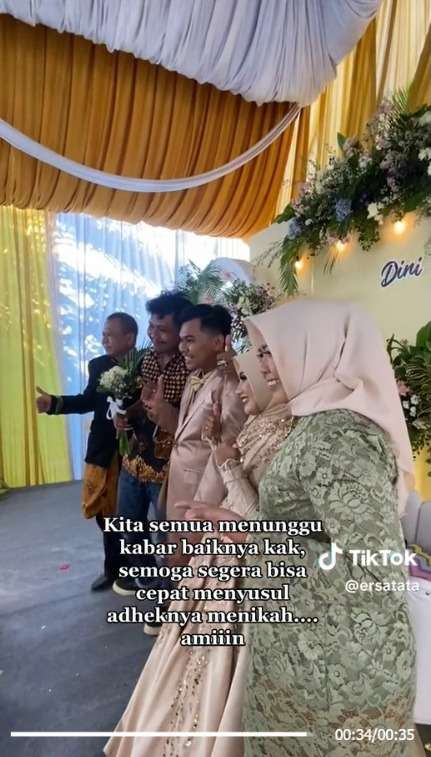 Momen Haru Pengantin Berlari Tinggalkan Pelaminan Berikan Bunga ke Kakak yang Dilangkahinya, Ibunya Sampai Menangis