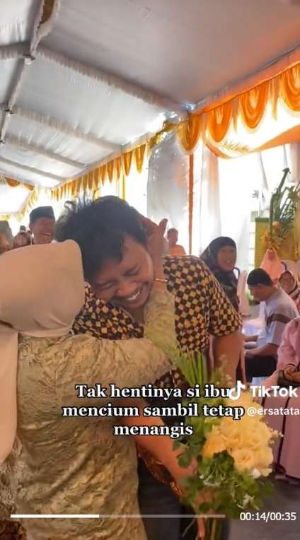 Momen Haru Pengantin Berlari Tinggalkan Pelaminan Berikan Bunga ke Kakak yang Dilangkahinya, Ibunya Sampai Menangis