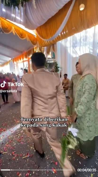 Momen Haru Pengantin Berlari Tinggalkan Pelaminan Berikan Bunga ke Kakak yang Dilangkahinya, Ibunya Sampai Menangis